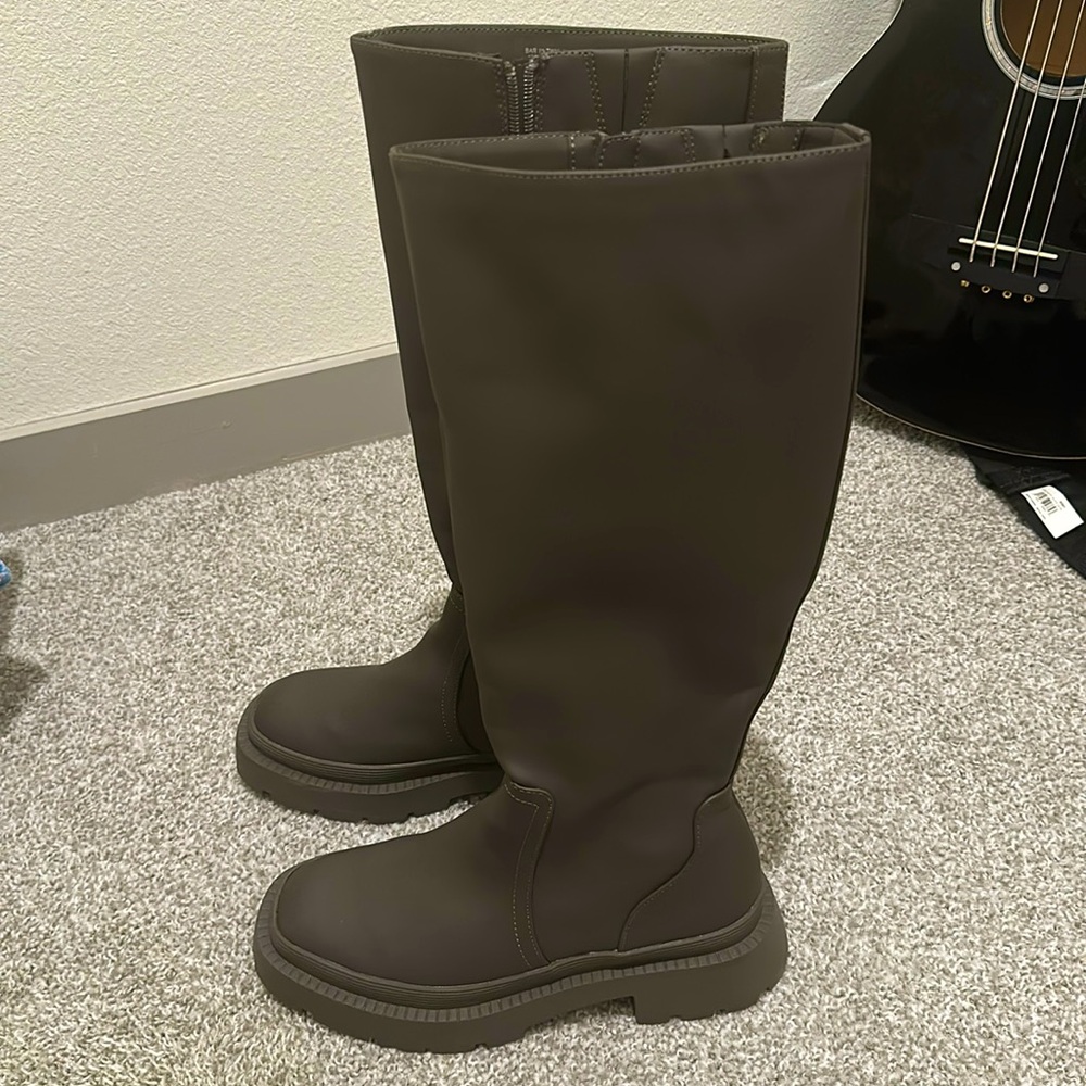 Dark Grey Bar III boots! Excellent condition